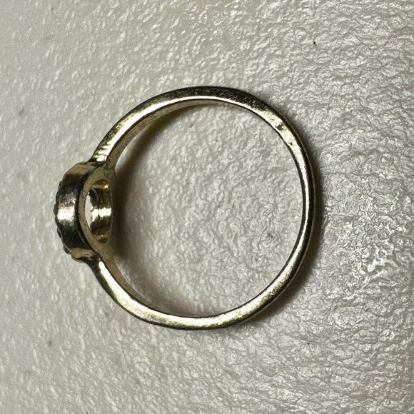 Gold tone circle rhinestone ring - Picture 3 of 7